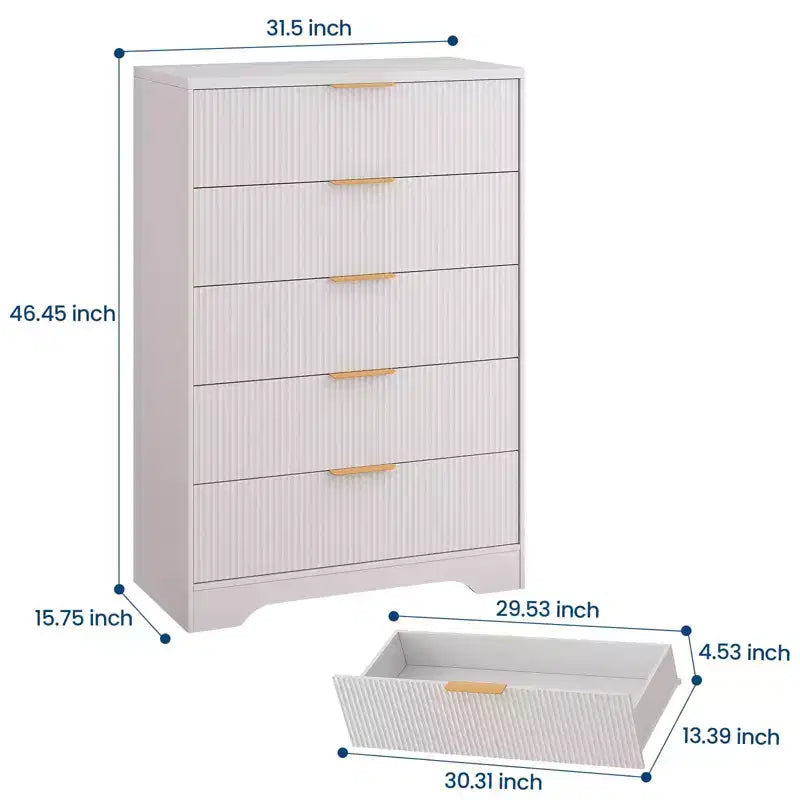 Cassettiera a 5 cassetti con frontali scanalati e maniglie color oro, comò alto per camera da letto
