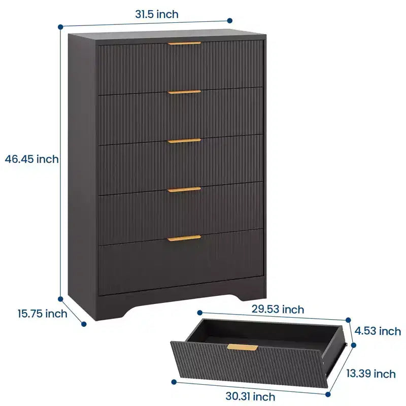 Cassettiera a 5 cassetti con frontali scanalati e maniglie color oro, comò alto per camera da letto