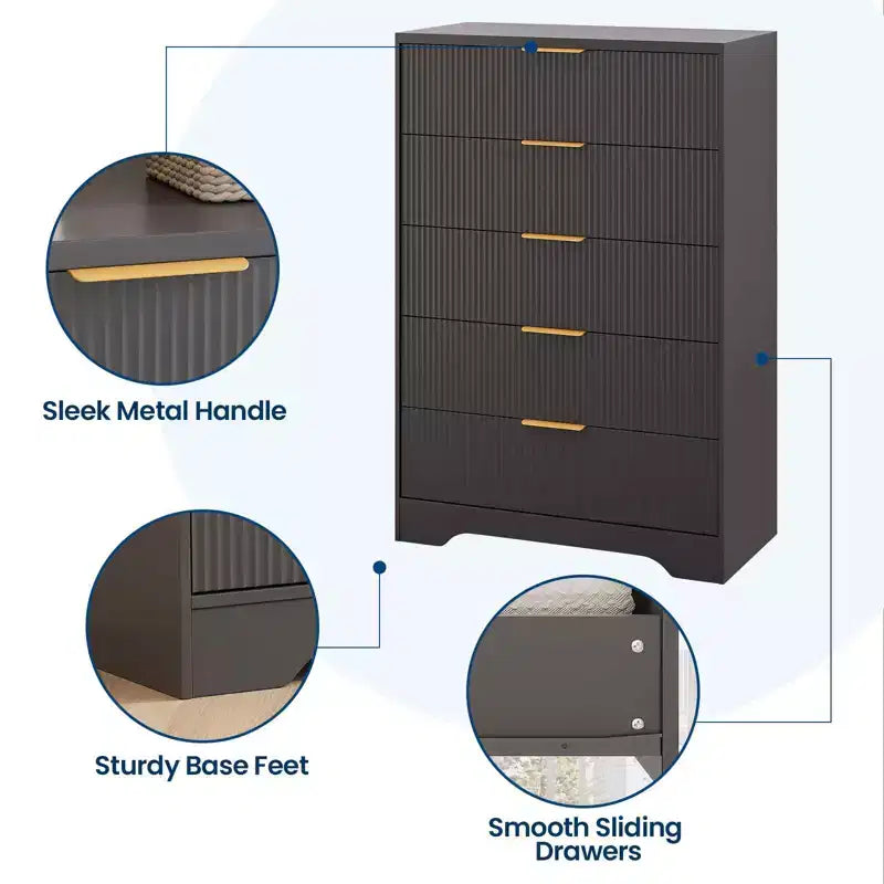 Cassettiera a 5 cassetti con frontali scanalati e maniglie color oro, comò alto per camera da letto