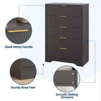 Cassettiera a 5 cassetti con frontali scanalati e maniglie color oro, comò alto per camera da letto