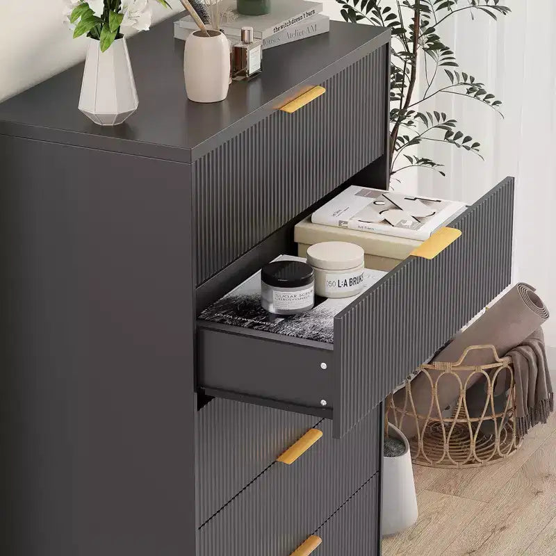 Cassettiera a 5 cassetti con frontali scanalati e maniglie color oro, comò alto per camera da letto