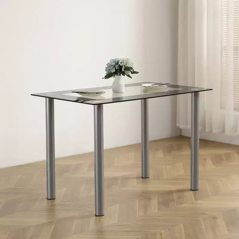 Tavolo da pranzo a quattro gambe con piano in vetro per 4 persone