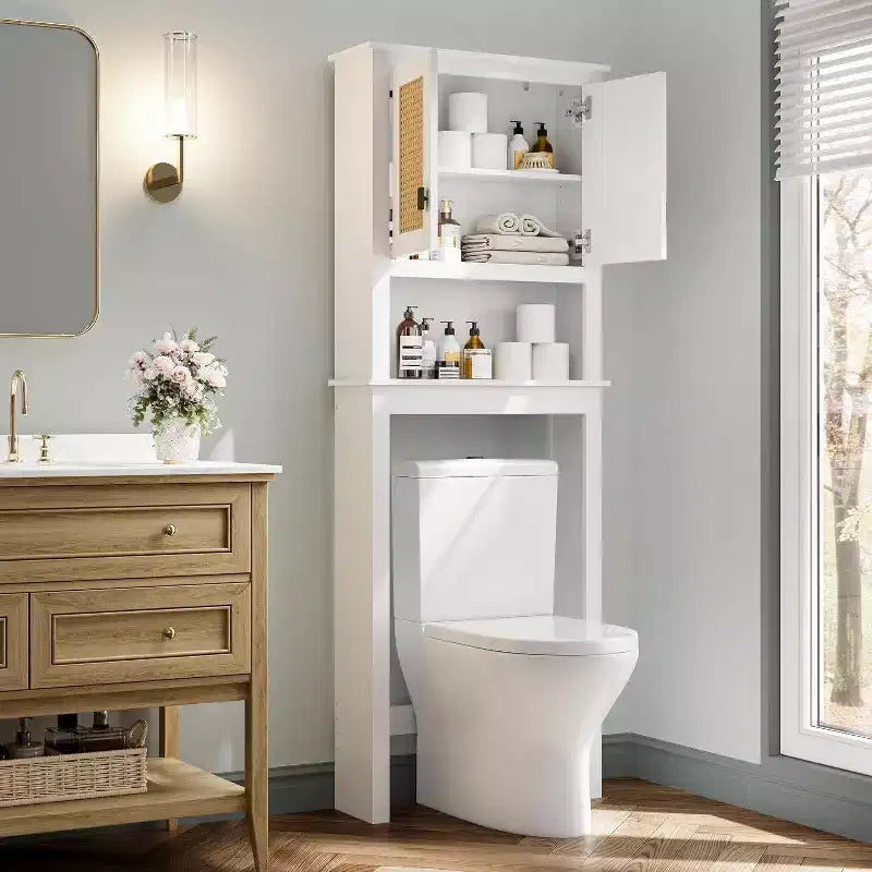 Mobiletto salvaspazio sopra il WC, organizer da bagno in stile rustico con ante in rattan, mensola regolabile, mobiletto da bagno bianco