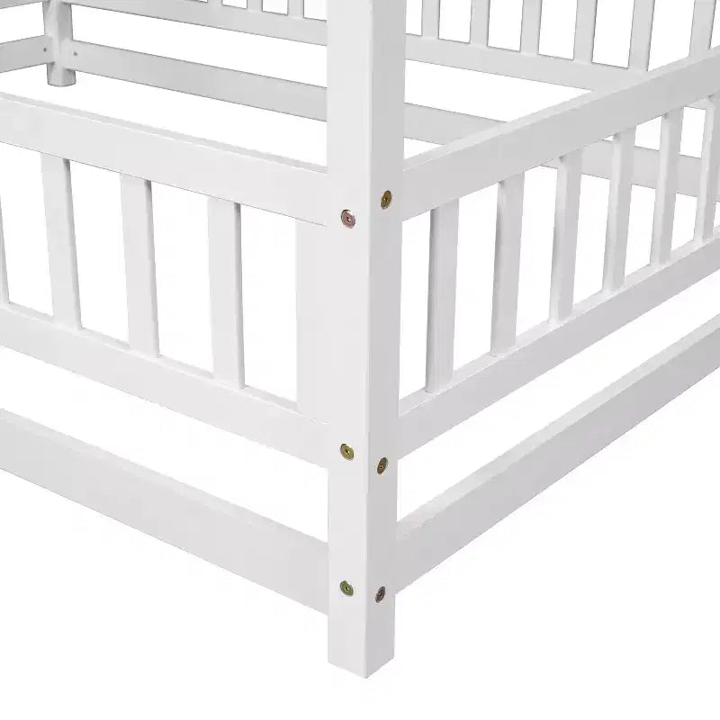 Letto a pavimento a grandezza naturale per bambini con grazioso tetto, robusto letto a pavimento in legno con sponde di sicurezza, bianco