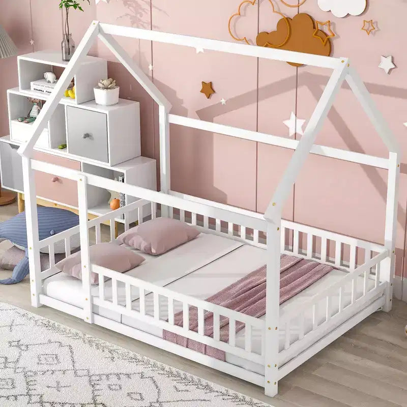 Letto a pavimento a grandezza naturale per bambini con grazioso tetto, robusto letto a pavimento in legno con sponde di sicurezza, bianco
