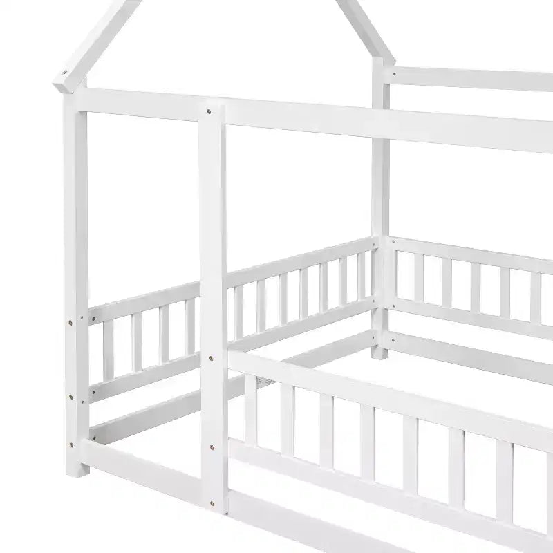 Letto a pavimento a grandezza naturale per bambini con grazioso tetto, robusto letto a pavimento in legno con sponde di sicurezza, bianco